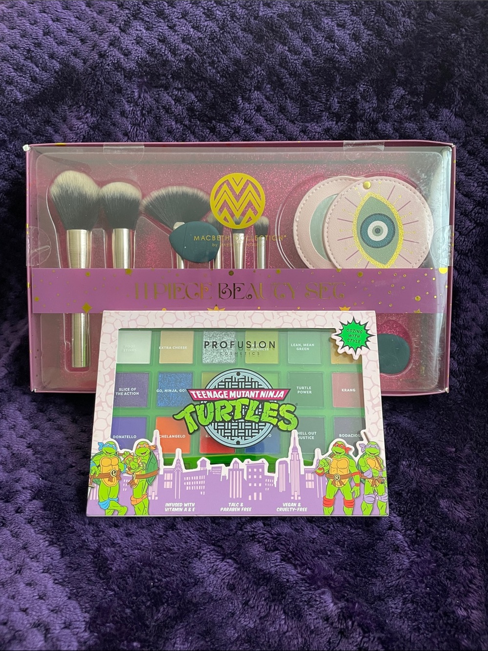 Profusion Ninja Turtles 24 Shades Eyeshadow & 11 Piece Brush, Puffs, Mirror NWT